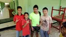 Pemain Persija Jakarta, Bambang Pamungkas berfoto bersama para JakMania usai berlatih bersama di lapangan Yon Zikon 13/KE, Jakarta, (23/22/2014). (Liputan6.com/Helmi Fithriansyah)