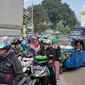 Pemudiik roda dua memadati arteri Cirebon pada puncak arus balik lebaran 2023. Foto (Liputan6.com / Panji Prayitno)