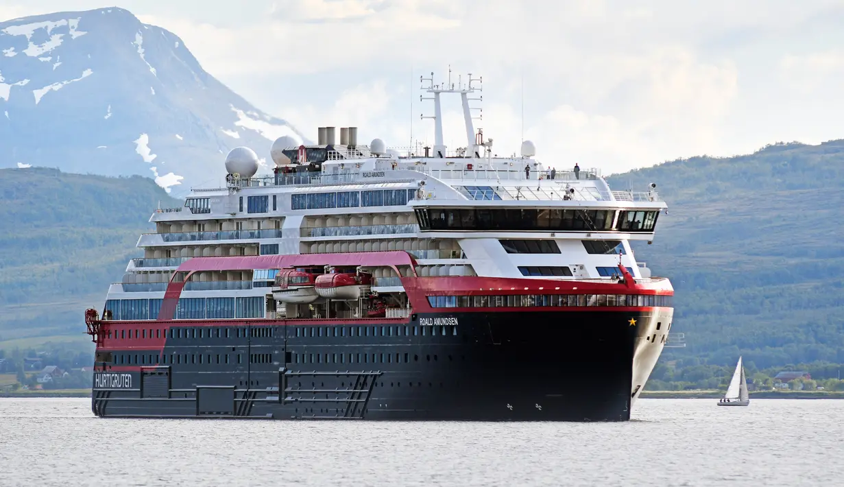 Kapal pesiar MS Roald Amundsen tiba di Tromsoe, Norwegia utara, pada 3 Juli 2019. MS Roald Amundsen merupakan kapal peisar pertama di dunia yang mengandalkan tenaga baterai hybrid. (Rune Stoltz Bertinussen / NTB scanpix via AP)