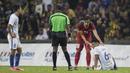 Bek Timnas Indonesia, Rezaldi Hehanusa, mengulurkan tangan membantu pemain Malaysia yang kesakitan saat laga semifinal SEA Games di Stadion Shah Alam, Selangor, Sabtu (26/8/2017). Indonesia kalah 0-1 dari Malaysia. (Bola.com/Vitalis Yogi Trisna)