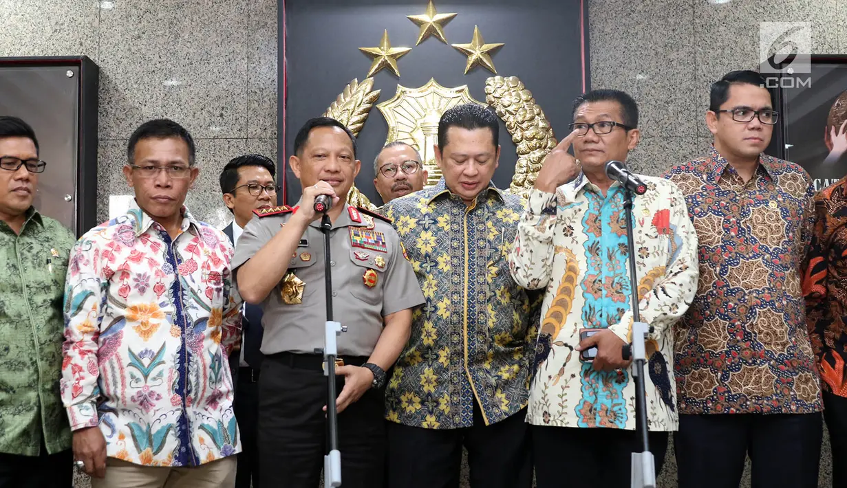 Kapolri Jenderal Polisi Tito Karnavian bersama Ketua Pansus Hak Angket KPK Agun Gunandjar Sudarsa dan Panitia Khusus Hak Angket KPK menggelar jumpa pers seusai rapat konsultasi di Gedung Mabes Polri, Jakarta, Rabu (12/7). (Liputan6.com/Immanuel Antonius)