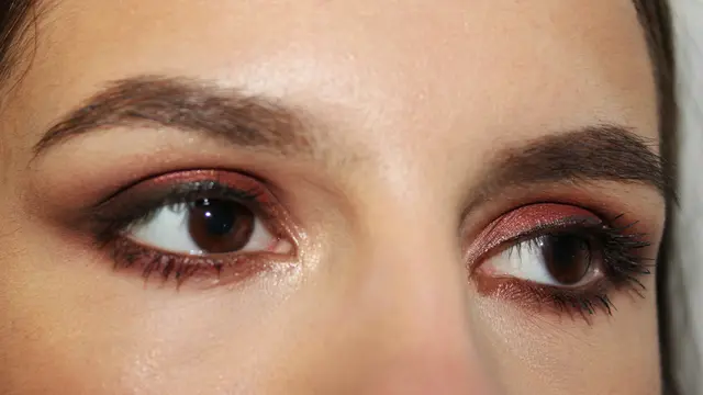 4 Inspirasi Makeup Look Buat Si Anak Magang Tampil Cantik Menawan