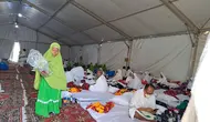 Sejumlah calon haji melakukan kegiatan baca Al-Qur'an, zikir, hingga salat sunah di dalam tenda saat menunggu waktu wukuf di Arafah. (Liputan6.com/Mevi Linawati)