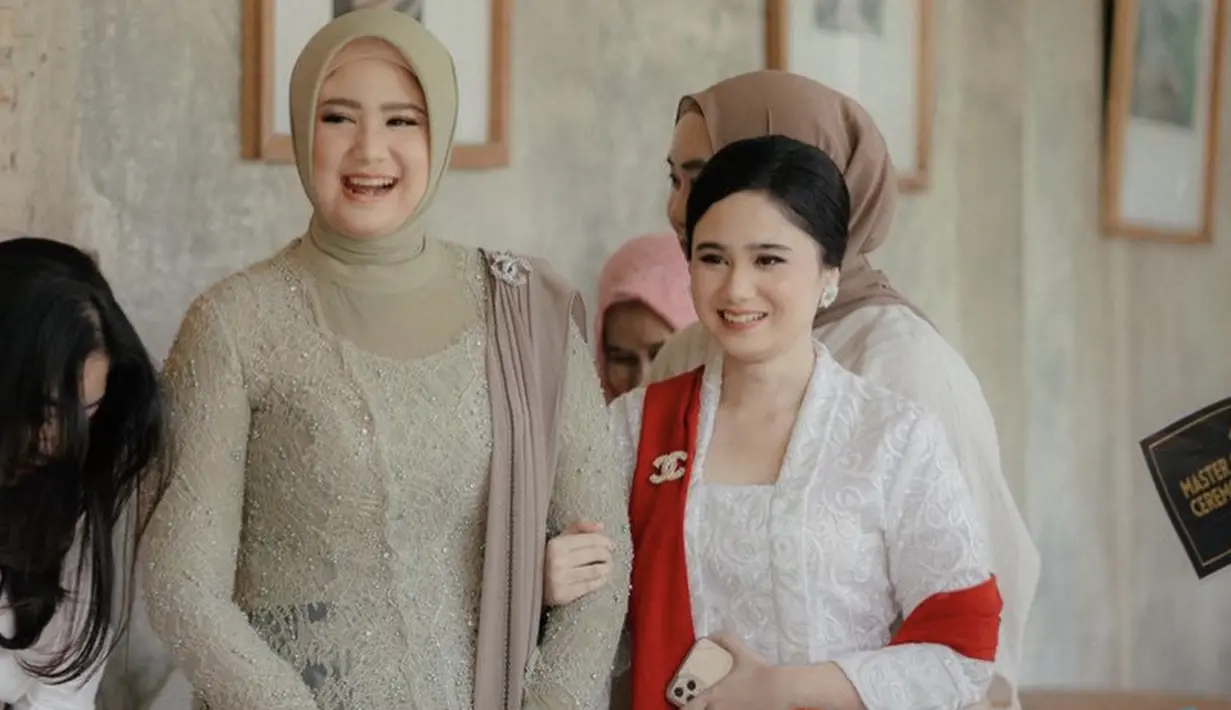 <p>Tampilannya semakin ayu dengan mengenakan aksesori anting-anting model bunga Daisy. Namun lehernya dibiarkan polos tanpa mengenakan aksesori. @tissabiani</p>