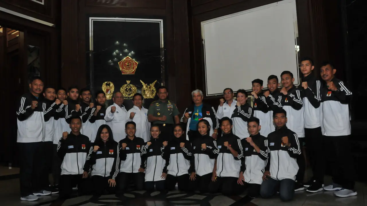 Panglima TNI Jenderal TNI Gatot Nurmantyo bersama para atlet Karateka Junior Indonesia (Istimewa)