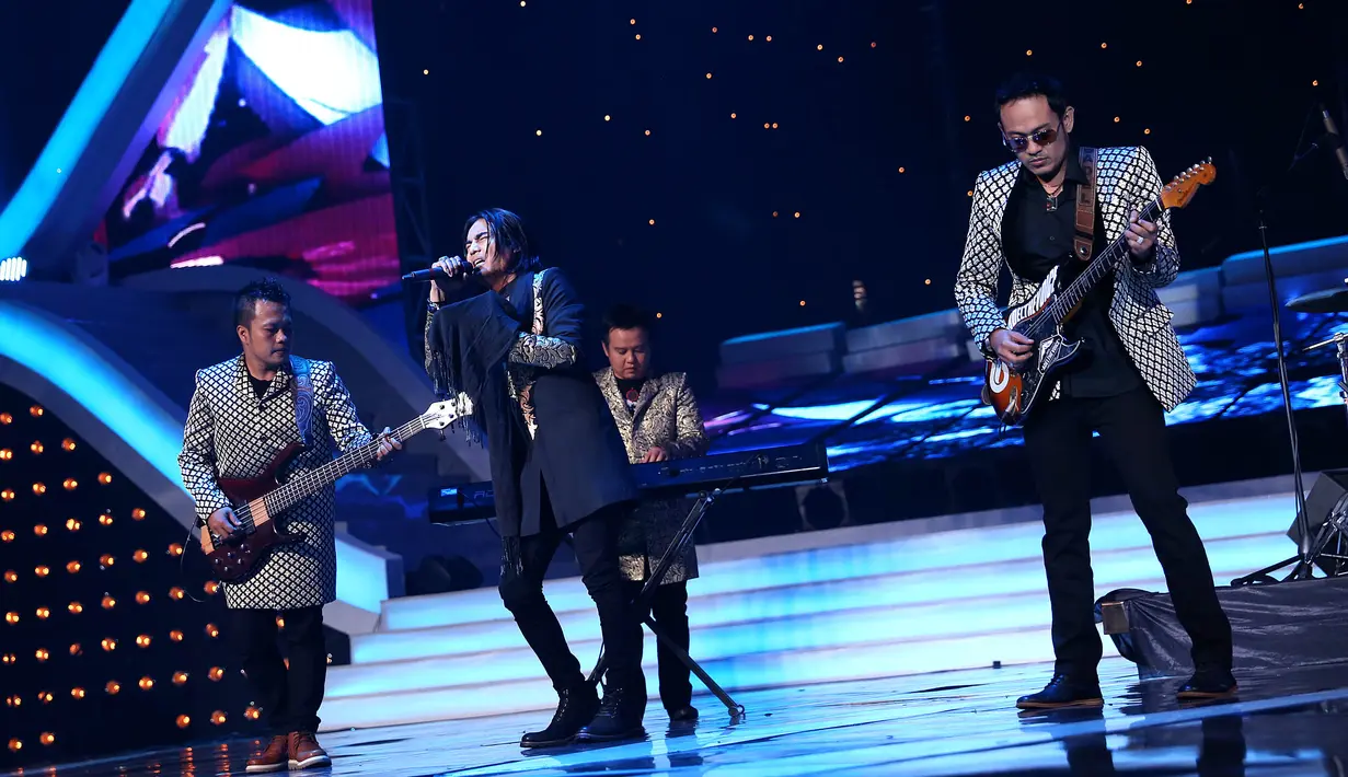 Band asal kota kembang Bandung, Setia Band yang menganut Pop Melayu tersebut membuat penonton HUT SCTV ikut berdendang.  (Galih W. Satria/Bintang.com)