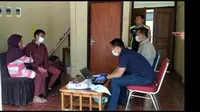 Penyidik polres Garut tengah melakukan pemeriksaan terhadap AK, salah satu tersangka video Vina Garut (Liputan6.com/Jayadi Supriadin)