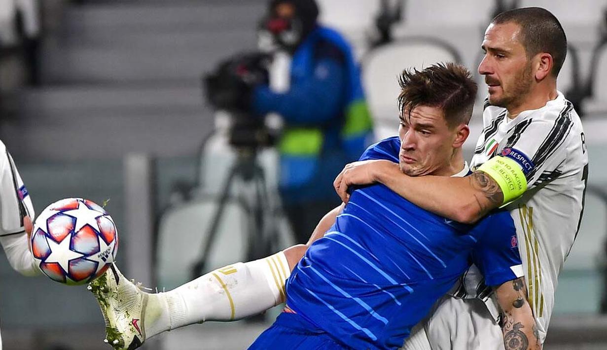 Bek Juventus, Leonardo Bonucci, berebut bola dengan pemain Dynamo Kiev, Benjamin Verbic, pada laga Liga Champions di Stadion Allianz, Kamis (3/12/2020). Juventus menang dengan skor 3-0. (Marco Alpozzi/LaPresse via AP)