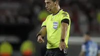 Wasit asal Argentina yang akan bertugas di Piala Dunia 2022, Facundo Tello. (AFP/Javier Gonzalez Toledo)