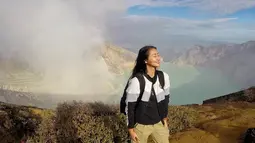 Berlibur ke Banyuwangi, wanita kelahiran 1997 ini tak lupa mengunjungi Kawah Ijen. Rona bahagia terpancar jelas saat menimati pesona Kawah Ijen.(Liputan6.com/IG/@ayumaulida97)