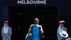 Petenis Rusia Maria Sharapova meninggalkan Rod Laver Arena setelah kalah atas Ashleigh Barty dari Australia pada babak keempat Australia Terbuka 2019 di Melbourne, Australia (20/1). Sharapova kalah 4-6 6-1 6-4. (AP Photo/Aaron Favila)