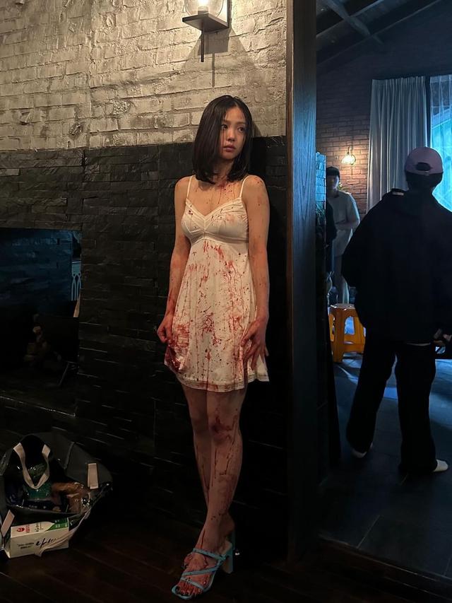 6 Gaya Go Min Si di Lokasi Syuting Serial Terbaru ‘The Frog’, Capai Berat Badan Terendah Demi Perankan Karakter Psycho