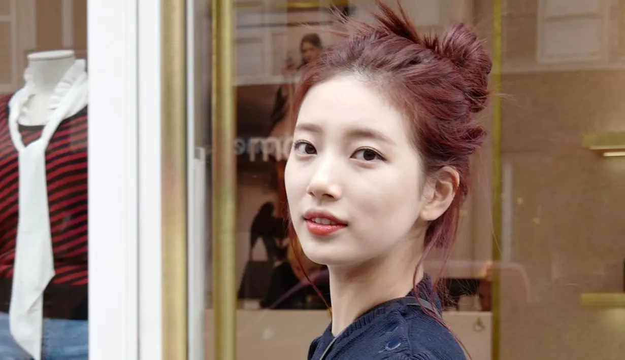 Punya rambut panjang dan indah, Bae Suzy sering terlihat mencepol rambutnya agar tidak berantakan. Meski hanya mencepol rambutnya dengan 'sembarang' dan tatanan rambutnya tidak terlihat rapi, tetapi tak mengurangi pesona yang dipancarkan oleh artis kelahiran Gwangju, Korea Selatan ini. (Liputan6.com/IG/@skuukzky)