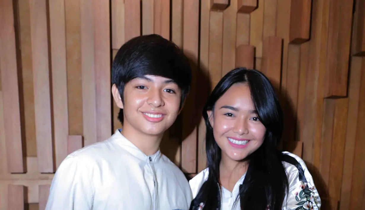 Dalam ultah stasiun televisi yang membesarkan nama kedua pemeran tersebut, Manda dan Angga dituntut nyanyi sembari berakting. Layaknya pementasan drama musikal. (Andy Masela/Bintang.com)