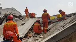 Sejumlah petugas damkar saat mengevakuasi korban rumah roboh di  Jalan Pulo, Tanah Tinggi, Johar Baru, Jakarta Pusa, Jumat (26/4). Menurut saksi mata mengatakan rumah tersebut sedang dalam proses pembangunan yang sudah dilakukan selama kurang lebih satu tahun. (Liputan6.com/Herman Zakharia)