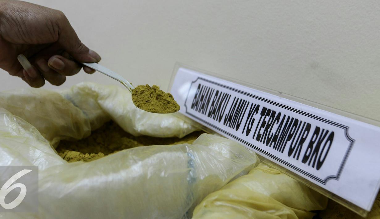 Petugas menunjukan barang bukti jamu yang mengandung Bahan Kimia Obat (BKO) di Direktorat Tindak Pidana Narkoba Bareskrim Polri, Jakarta, Senin (7/3/2016). (Liputan6.com/Yoppy Renato)