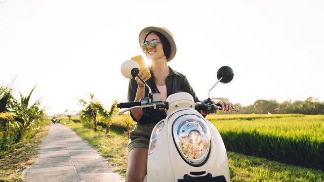 tersenyum santai di sawah