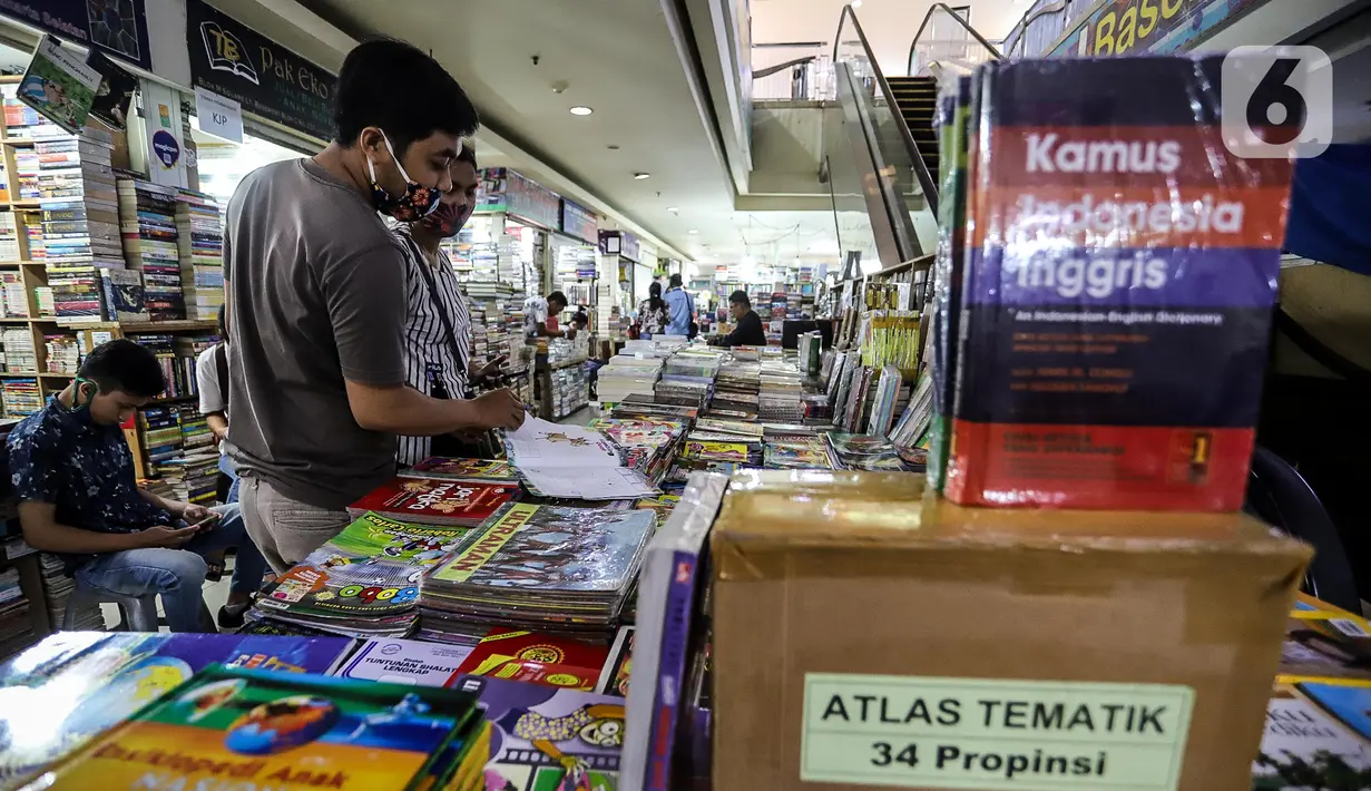 Pengunjung melihat-lihat koleksi buku di Blok M Square, Jakarta, Jumat (17/7/2020). Pedagang mengaku pandemi COVID-19 berpengaruh pada penjualan buku tahun ajaran baru 2020 yang mengalami penurunan hingga 50 persen. (Liputan6.com/Faizal Fanani)