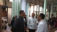 Gubernur Jawa Barat Ridwan Kamil meninjau ruang instalasi gawat darurat Rumah Sakit Hasan Sadikin (IGD RSHS) Bandung, Rabu, 12 Februari 2020, untuk mengantisipasi penanganan paparan corona virus desease (Covid)-19. (Foto: Arie Nugraha)