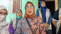 Kadis Sosial Sulteng, Sitti Hasbiah Zainul di rumah salah satu keluarga penerima bantuan kompensasi kenaikan harga BBM, Sabtu (3/9/2022). (Foto: Heri Susanto/ Liputan6.com).