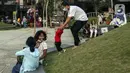 Anak-anak bermain di Taman Sambas Asri, Jakarta, Sabtu (18/6/2022). Menteri Pariwisata dan Ekonomi Kreatif Sandiaga Salahuddin Uno mendeklarasikan Taman Rekreasi Aman, Nyaman, dan Menyenangkan untuk memastikan keamanan dan keselamatan warga maupun wisatawan. (Liputan6.com/Johan Tallo)