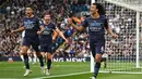 <p>Bek Manchester City, Nathan Ake (kanan) melakukan selebrasi dengan rekan setimnya setelah mencetak gol ke gawang Leeds United pada pertandingan lanjutan Liga Inggris di Elland Road di Leeds, Inggris utara (30/4/2022). Man City kembali ke puncak klasemen berkat keunggulan satu poin atas Liverpool.</p>