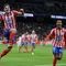 Pemain depan Atletico Madrid asal Argentina #19 Julian Alvarez (kiri) merayakan gol pertamanya setelah mengeksekusi penalti dalam pertandingan sepak bola Liga Spanyol antara Real Madrid&nbsp;vs Club Atletico Madrid di Stadion Santiago Bernabeu pada Minggu, 9 Februari 2025 dini hari WIB. (Thomas COEX / AFP)