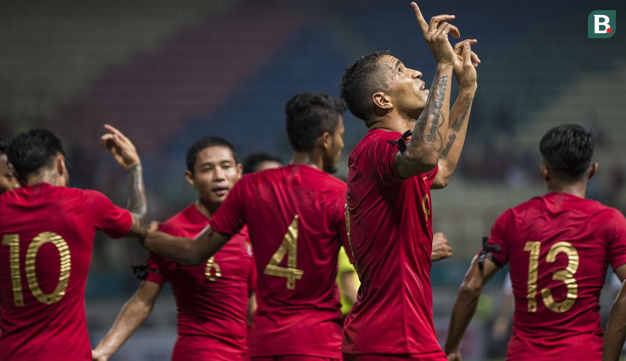 Striker Timnas Indonesia, Beto Goncalvez, merayakan gol yang dicetaknya ke gawang Myanmar pada laga persahabatan di Stadion Wibawa Mukti, Jawa Barat, Rabu (10/10). Indonesia menang 3-0 atas Myanmar(Bola.com/Vitalis Yogi Trisna)