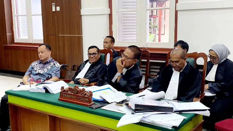 Tim Kuasa Hukum Helmut Hermawan apresiasi vonis bebas hakim (Liputan6.com/Eka Hakim)