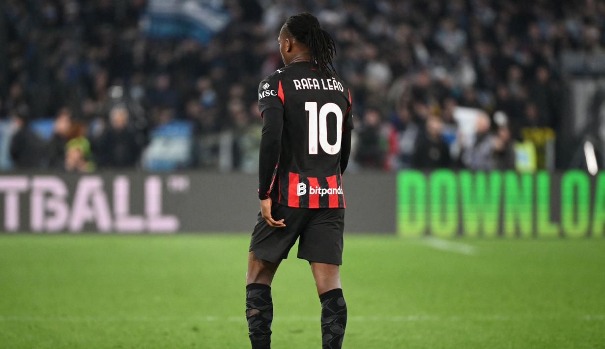 Laga tersebut berakhir dengan kekalahan 0-1 AC Milan. Hasil itu membuat Rossoneri semakin sulit mengejar gelar Scudetto tahun ini setelah terpaut delapan poin dari rival sekota, Inter Milan. (AFP/Alberto Pizzoli)