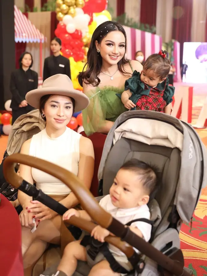 Gaya Simpel Tapi Elegan Nikita Willy Pakai Topi Fedora saat Hadiri Pesta Ultah Ameena