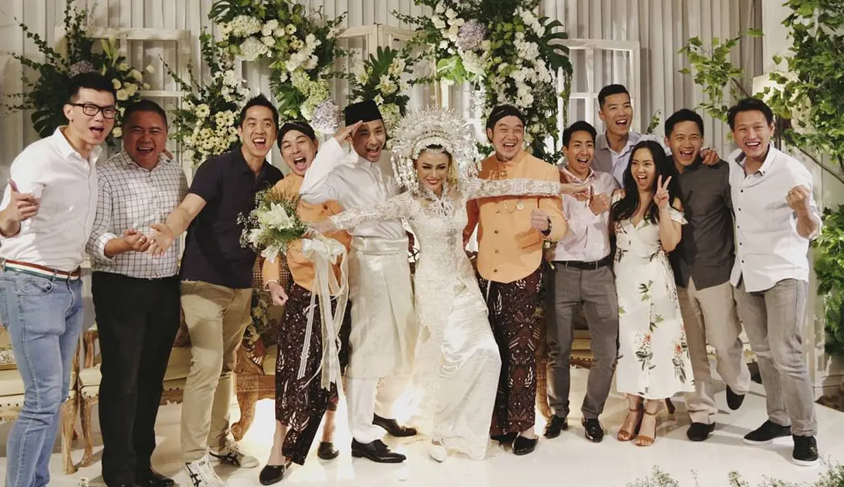 Begitu juga sang suami, Nik Ibrahim, yang memakai baju dengan nuansa putih juga sama dengan Whulandary. Senyuman semringah tampak dari wajah keduanya setalh resmi sebagai pasangan suami istri. (Instagram/btmate)