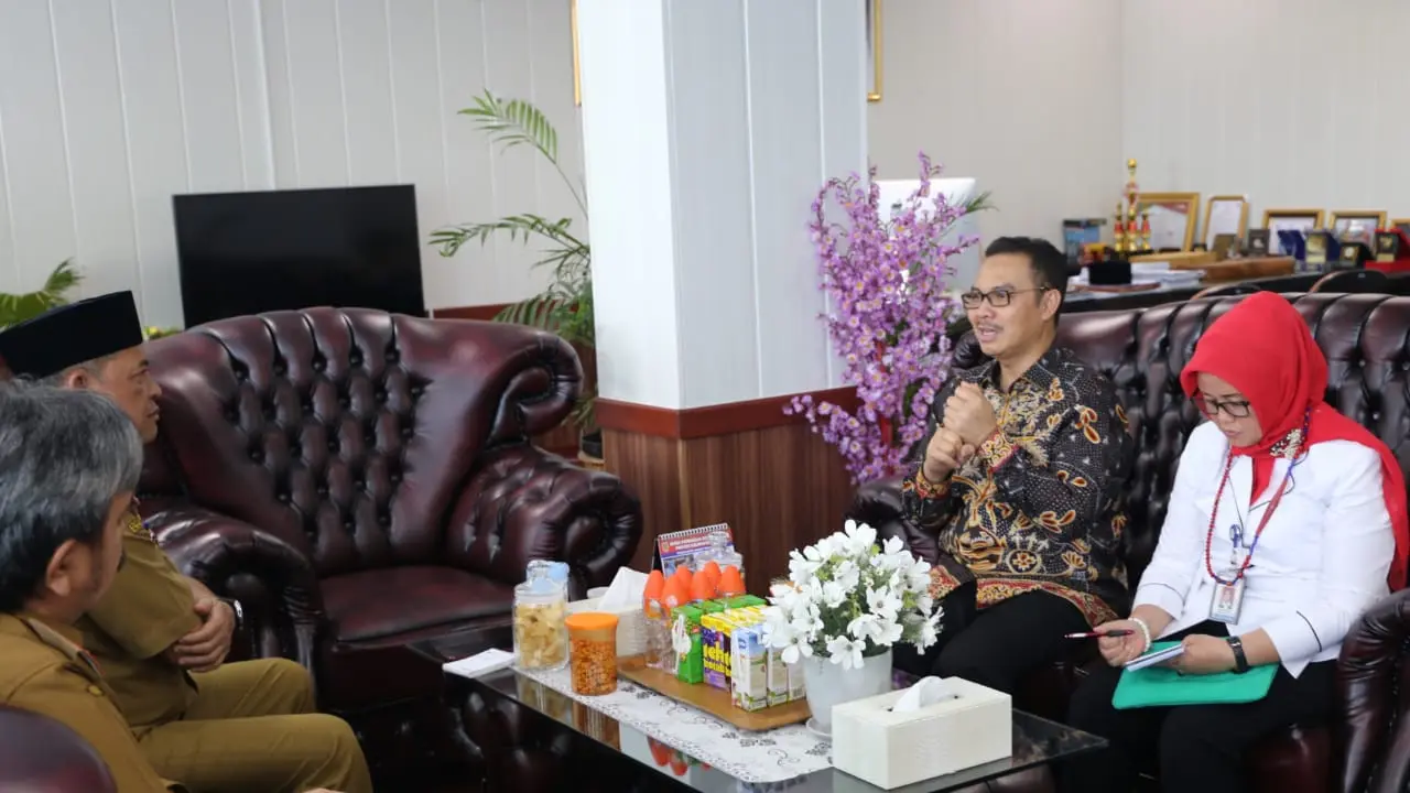 Bertemu Kepala BKKBN Hasto Wardoyo, Sekda Kalteng mendukung program BKKBN terkait peningkatan kualitas anak dan keluarga. (Foto: Humas BKBBN)