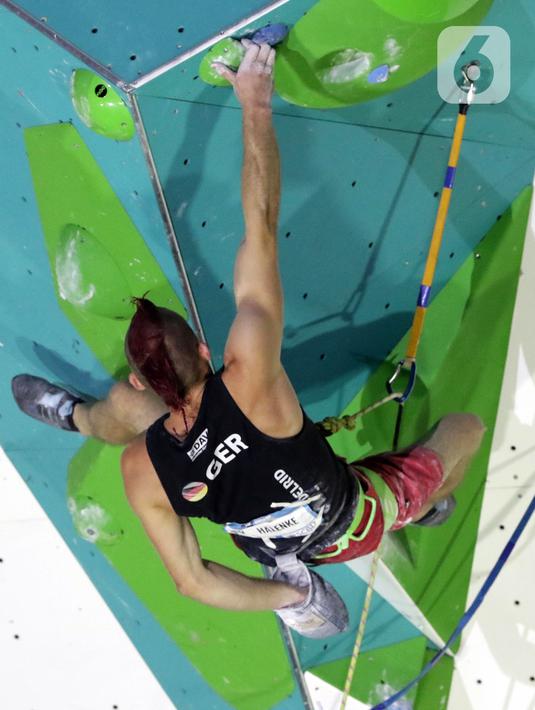 Atlet panjat tebing putra Jerman, Sebastian Halenke saat berlaga di babak final kategori lead Kejuaraan Dunia Panjat Tebing 2022 seri Jakarta, Senin (26/9/2022). Sebastian Halenke menempati posisi ketiga dengan poin 28 di final lead putra Kejuaraan Dunia Panjat Tebing 2022 seri Jakarta. (Liputan6.com/Helmi Fithriansyah)