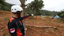 Tim SAR melihat tanah longsor di desa Pangkalan, Natuna, Kepulauan Riau (Kepri) dalam gambar selebaran yang diambil pada 8 Maret 2023 dan dirilis pada 9 Maret 2023 oleh Badan Penanggulangan Bencana Indonesia. Jumlah korban meninggal dunia akibat bencana tanah longsor di Pulau Serasan, Natuna hingga saat ini mencapai 21 orang. (HO / INDONESIA DISASTER MITIGATION AG / AFP)