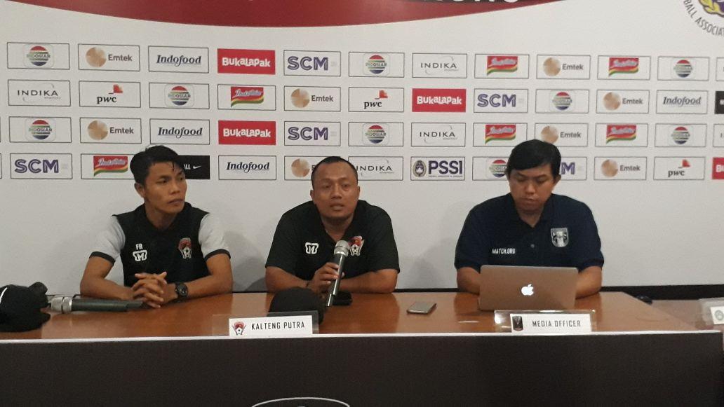 Asisten pelatih Kalteng Putra, Bambang Sumantri (tengah). (Liputan6.com/Maulana S)