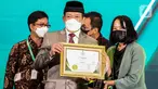 Ketua Badan Amil Zakat Nasional (BAZNAS) RI Noor Achmad memberikan penghargaan Baznas Award 2022 kepada pemimpin Redaksi Liputan6.com, Irna Gustiawati sebagai media pendukung gerakan zakat Indonesia di The Sultan Hotel, Jakarta, Senin (17/1/2022). (Liputan6.com/Johan Tallo)