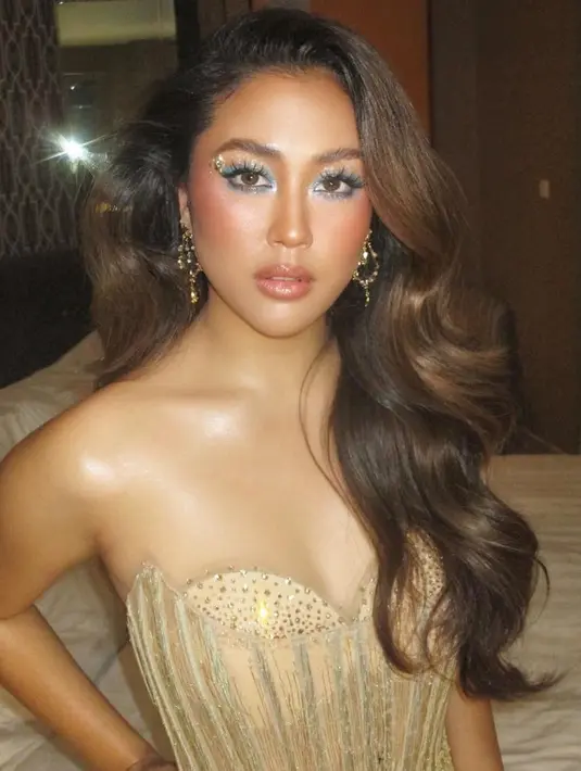 <p>Melengkapi penampilan, Sherina tampil dengan anting-anting keemasan dari Tulola Design. Dengan gaya rambut terurai wave bervolume dan poni sampingnya. [@archangelachelsea]</p>