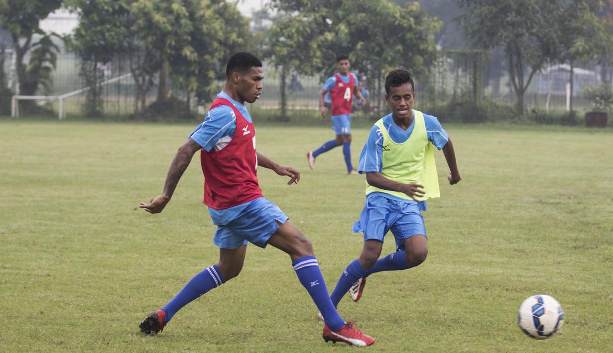 Gelandang serang Semen Padang, Vendry Mofu, berlatih jelang laga final Piala Jenderal Sudirman melawan Mitra Kukar di Lapangan Sutasom, Jakarta, Jumat (22/1/2016). (Bola.com/Vitalis Yogi Trisna)