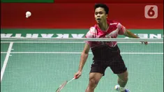 Tunggal putra bulu tangkis Indonesia Anthony Sinisuka Ginting mengembalikan kok ke arah wakil Hong Kong Lee Cheuk Yiu dalam pertarungan fase 32 besar yang dihelat di Istora Senayan, Jakarta, Rabu (25/1/2023). Anthony Ginting sukses mengamankan tiket menuju babak 16 besar Indonesia Masters 2023. (Liputan6.com/Herman Zakharia)
