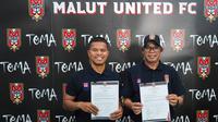 Manahati Lestusen (kiri) diperkenalkan sebagai pemain baru Malut United. (Dok. Malut United)