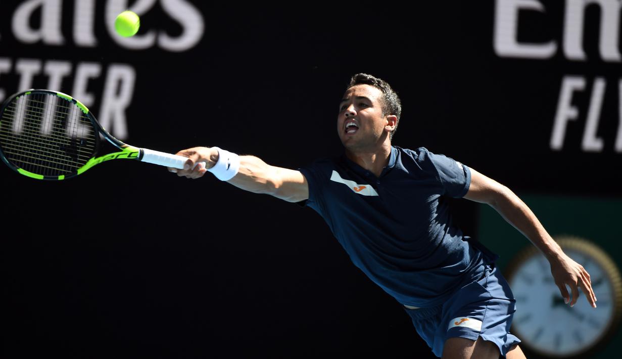 Petenis Hugo Dellien mengembalikan bola dari Rafael Nadal pada pertandingan tunggal putra putaran pertama kejuaraan tenis Australia Terbuka di Melbourne, Australia, Selasa (21/1/2020). Nadal mengalahkan Dellien dan melaju ke putaran kedua Australia Terbuka. (John DONEGAN/AFP)