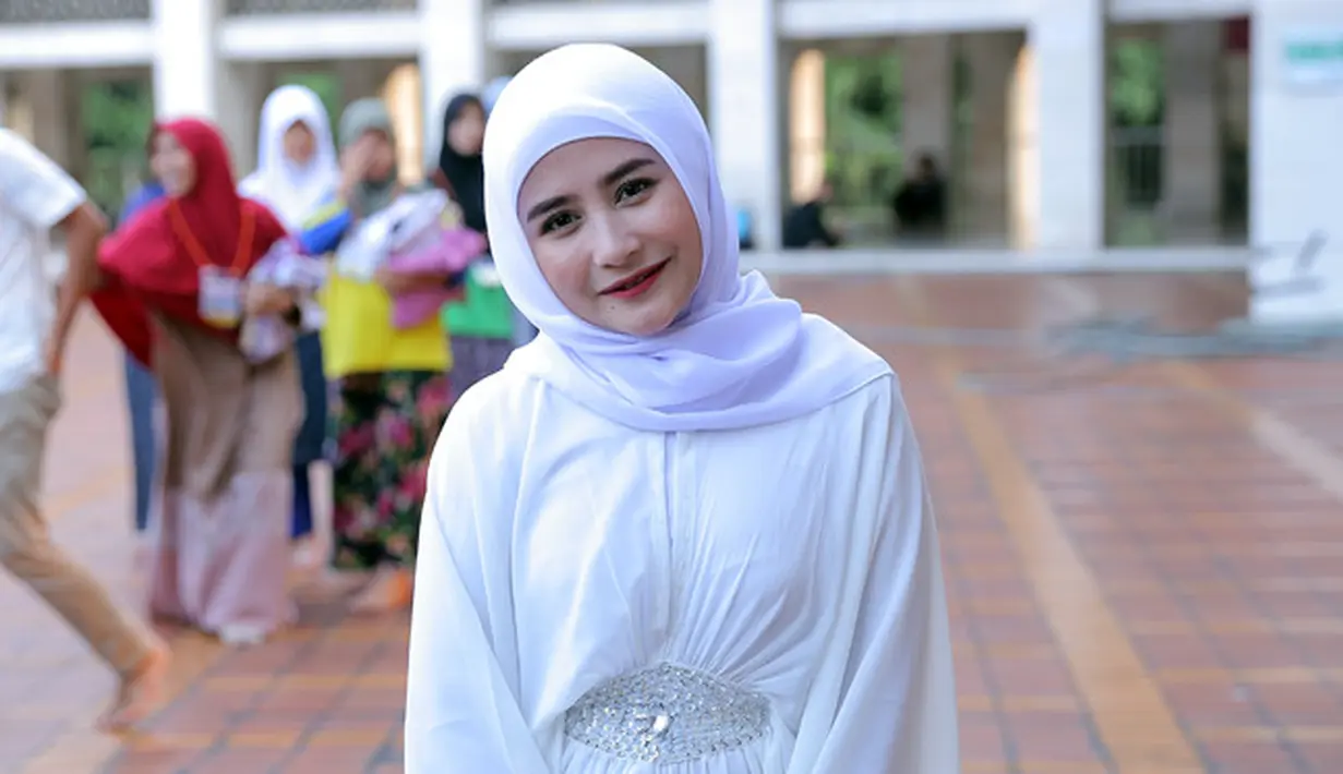 Malah gadis kelahiran 15 Oktober 1996 ini yang menyiapkan budget khusus untuk dibagikan pada sanak saudara dan kerabat saat momen lebaran tiba. (Deki Prayoga/Bintang.com)