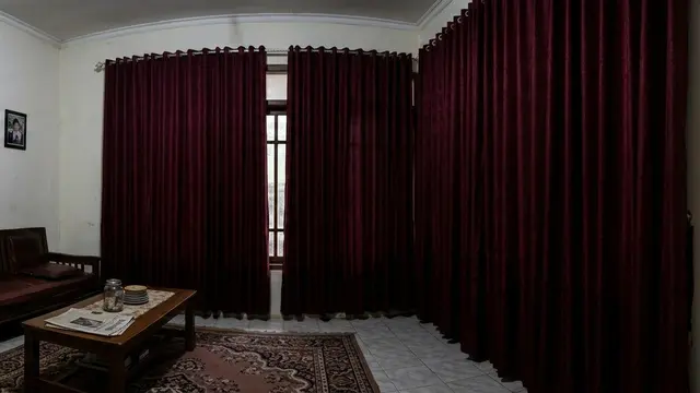 Warna Tirai yang Bikin Ruangan Makin Sempit Merah Marun