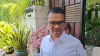 Waketum PSI Ronald Aristone Sinaga atau yang akrab disapa Bro Ron menyambangi rumah pribadi Jokowi untuk membeberkan penyelewengan dana. (Liputan6.com/ Fajar Abrori)