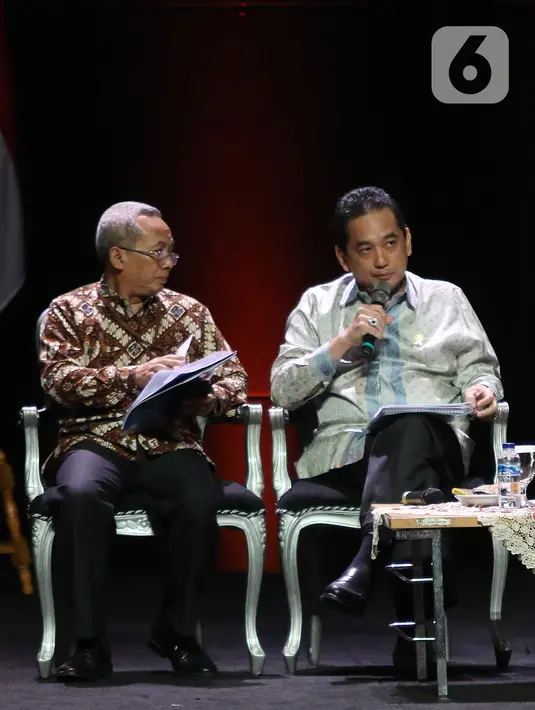 Mendag Agus Suparmanto (kiri) menyampaikan paparan saat diskusi panel VI Rakornas Indonesia Maju antara Pemerintah Pusat dan Forum Koordinasi Pimpinan Daerah (Forkopimda) di Bogor, Jawa Barat, Rabu (13/11/2019). Panel VI itu membahas transformasi ekonomi I. (Liputan6.com/Herman Zakharia)