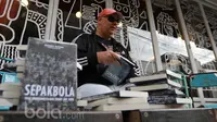 Antony Sutton penulis buku SEPAK BOLA 'The Indonesian Way Of Life"  bersama anaknya Dominic pada diskusi buku di Filosofi Kopi, Jakarta (15/2/2017). (Bola.co/Nicklas Hanoatubun)