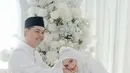 Sebagai pelengkap penampilannya, Yasmine memilih hijab putih senada yang dibentuk dengan sempurna sehingga menyatu harmonis dengan gaun pengantinnya. [@yxsmine.ow].