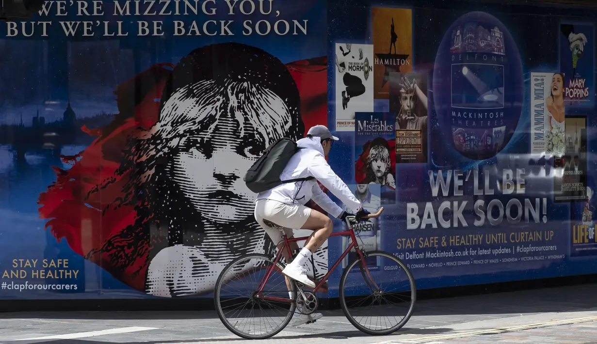 Pesepeda melewati teater yang tutup di London, Inggris, 12 Mei 2020. Sedikitnya 5.000 pekerja teater di Inggris, yang lebih dari separuhnya berada di London, kehilangan pekerjaan selama diberlakukannya kebijakan penutupan (shutdown) akibat merebaknya COVID-19. (Xinhua/Han Yan)