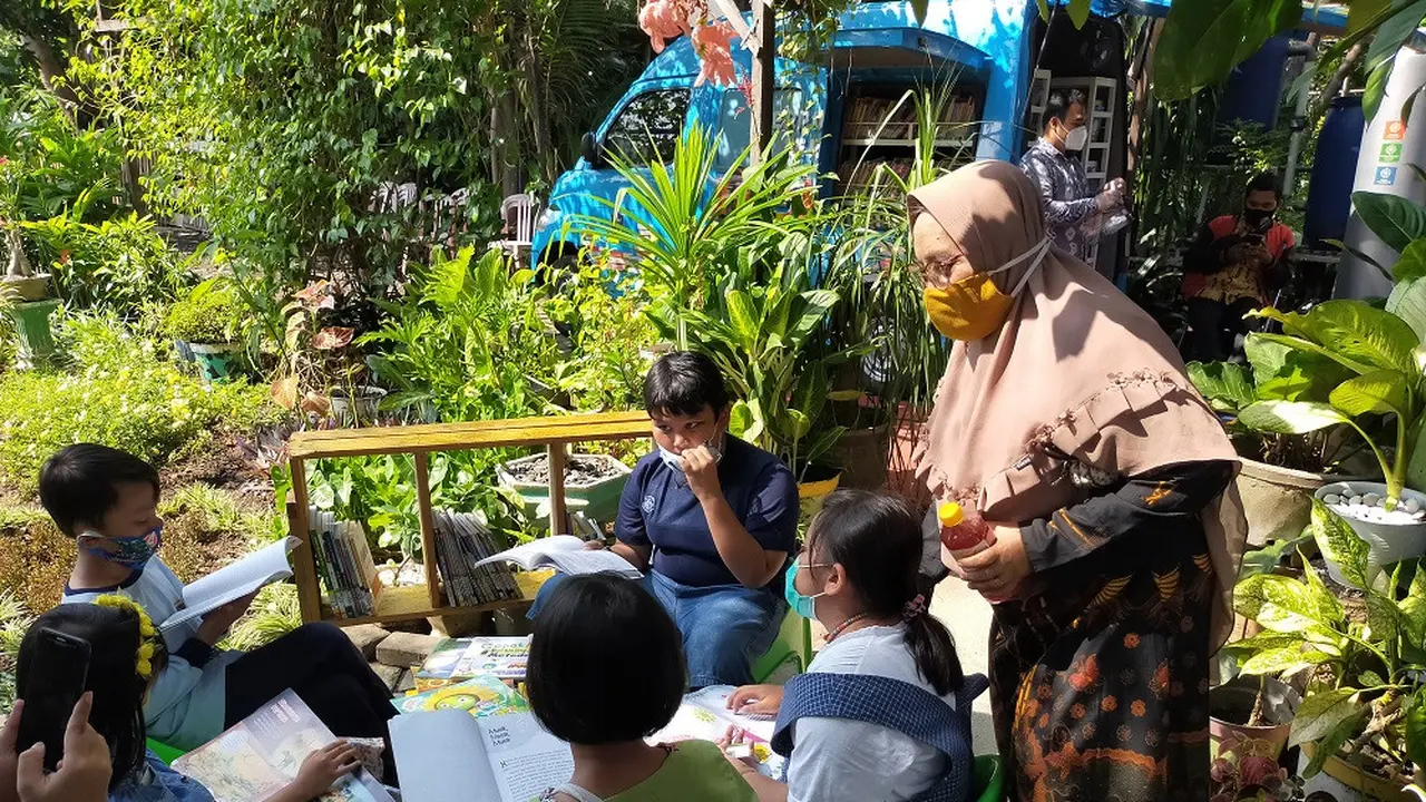 Perpustakaan di tengah permukiman Surabaya. (Dian Kurniawan/Liputan6.com)